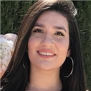 Profesor de inglés imparte clases a niños